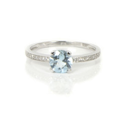 Anillo oro blanco 18 kilates topacio azul y diamantes.