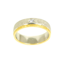 Alianza de oro bicolor con diamante